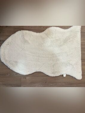 Silhouette Home White Faux Sheepskin Rug Soft Plush Faux Fur Accent Rug 100% Pol